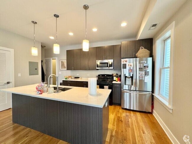 Building Photo - 3 bedroom in Chicago IL 60657 Unit 2R Rental