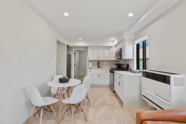 Building Photo - 6036 W 75th St Rental