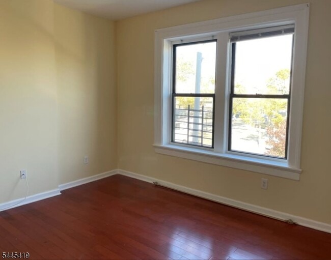 Building Photo - 276 Morris Ave Unit 2