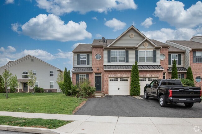 Building Photo - Spacious 3-Bedroom Townhome in Laurel Fiel...