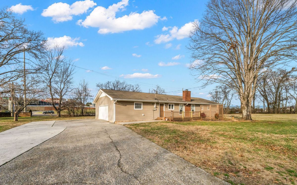 Photo - 100 Essex Dr