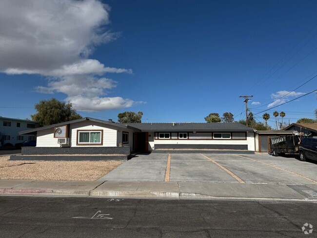 Building Photo - Beverly Green Large Home with Pool and In-...