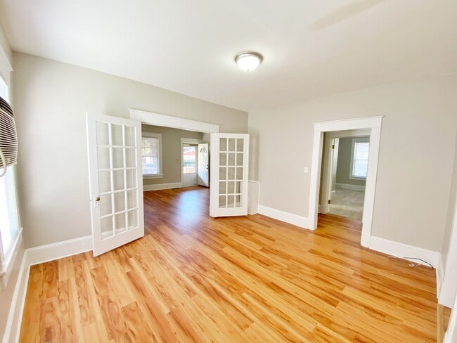 Photo - 805 Douglas St