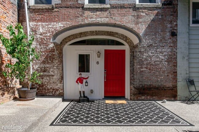 Photo - 325 E Market St