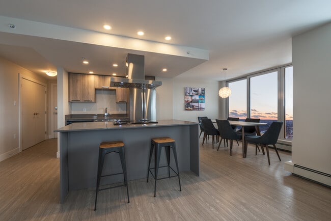 Building Photo - 5633-5633 Fenwick St Unit 403