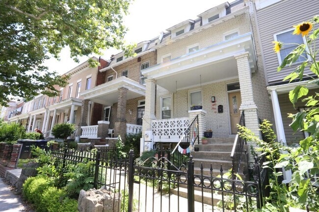 Building Photo - 726 Quincy St NW Unit #B Rental
