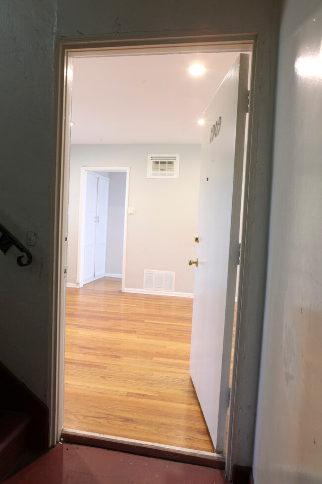 Come on in.. - 1909 N Las Palmas Ave Unit 1909