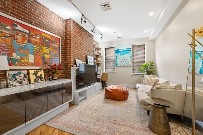 Building Photo - 123 Willow Ave Unit 2