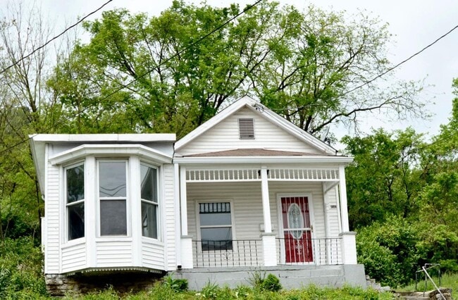 Building Photo - Cute 2 bed 1 Bath Home! Huge Walk in Closet!!!!