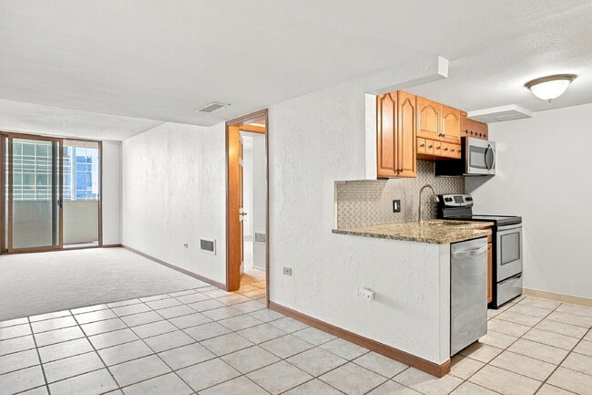 $1,495.95 - 1 Bed, 1 Bath Condo in Downtown Denver with Central AC, and Building amenities.