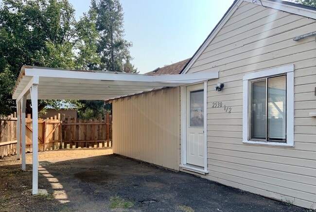 Building Photo - Hard to find 1 bdrm, 1 bath house with carport.
