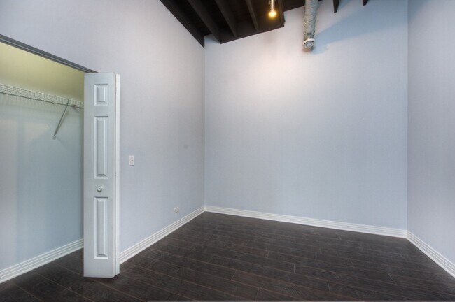Photo - Spacious 4 Bed 3 Bath located in the North Center area Unit 3