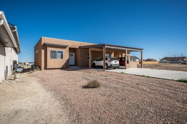 Building Photo - 753-753 E Laporte Dr