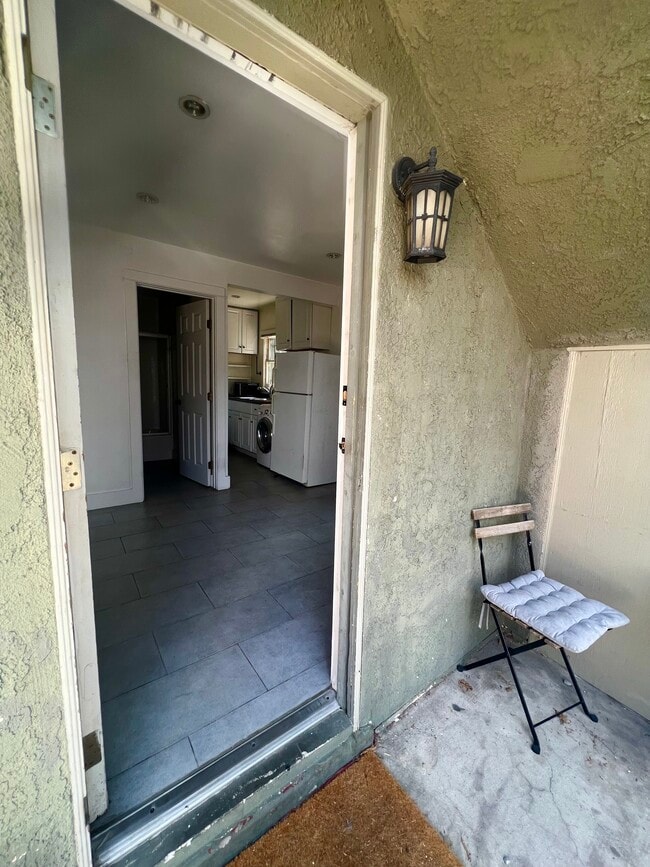 Photo - 1152 1/2 N Sycamore Ave Unit B