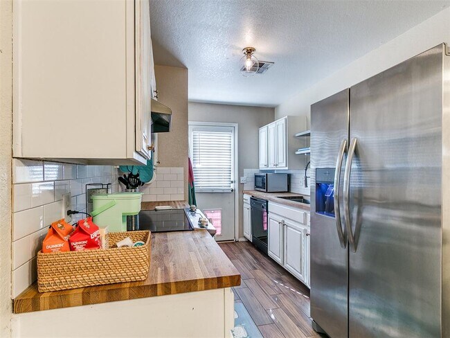 Photo - 414 English Elm Ln