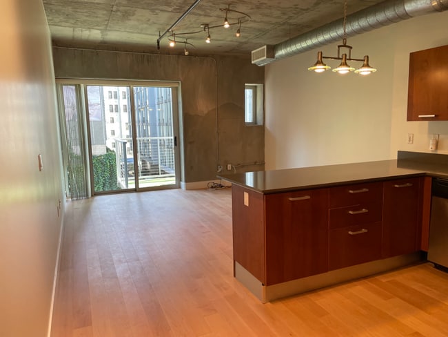 Photo - 645 W 9th St