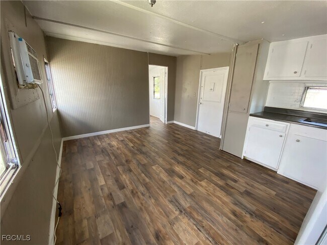 Photo - 4900 Tice St