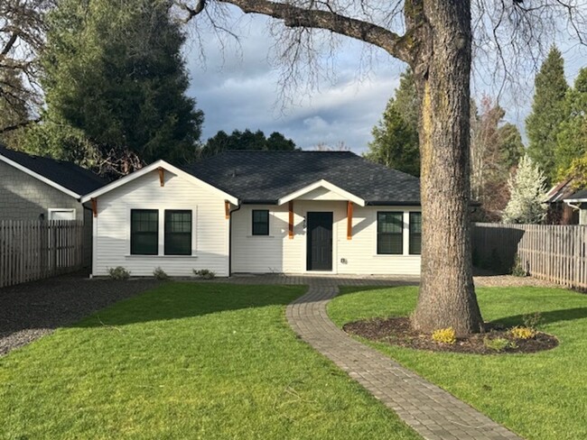 BEAUTIFUL CUSTOM - BUILT SINGLE LEVEL HOME... - BEAUTIFUL CUSTOM - BUILT SINGLE LEVEL HOME...