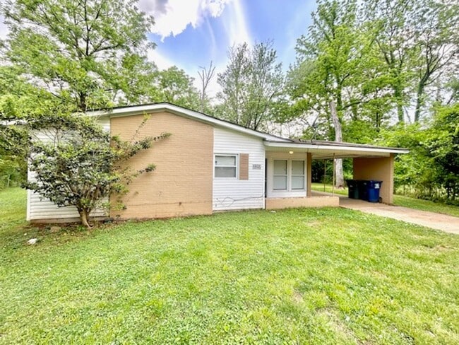 Building Photo - Newly Renovated 3 Bedroom Home!