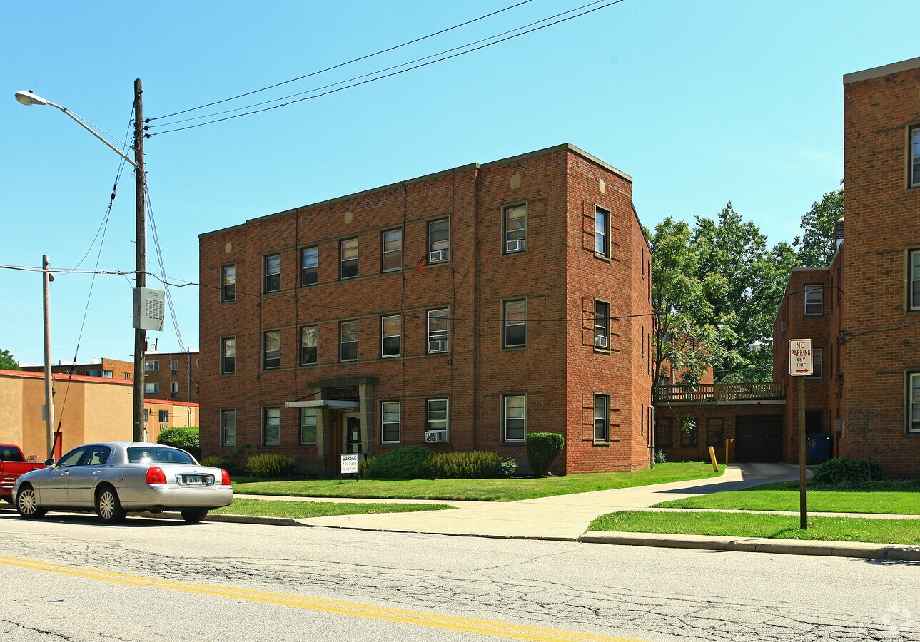 11839 Edgewater Dr - Brookfield Manor Apartments