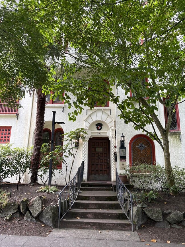 Building Photo - Capitol Hill Charming Studio!!