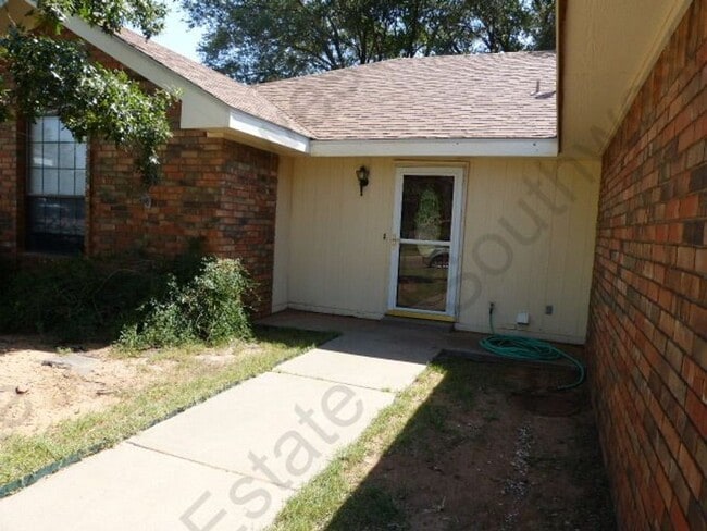 Building Photo - Spacious 3 bedrooms 2 baths home with 2 ca...