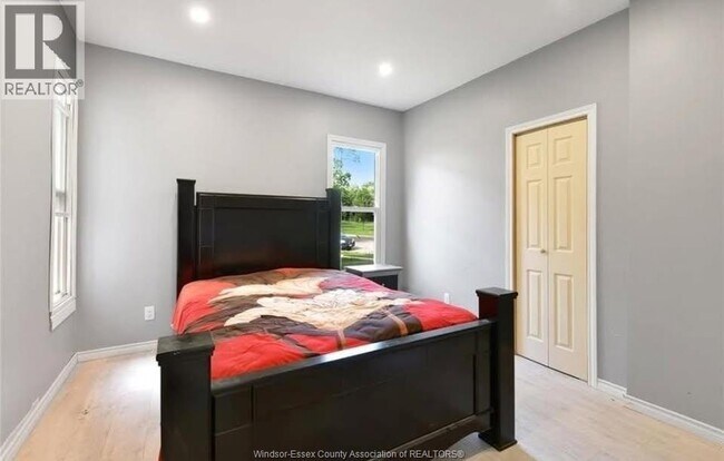 Photo - 3092 Sandwich St.