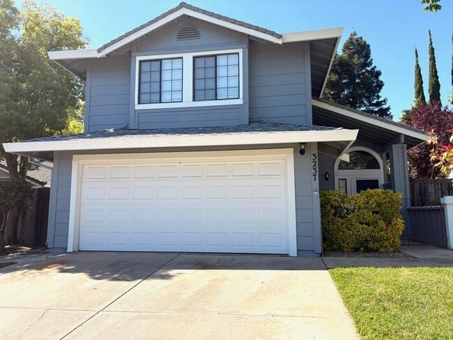 Building Photo - Beautiful 3 bedroom 2.5 bathroom in Antelope!