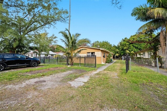 Building Photo - 1429 NE 118th Terrace Unit 2