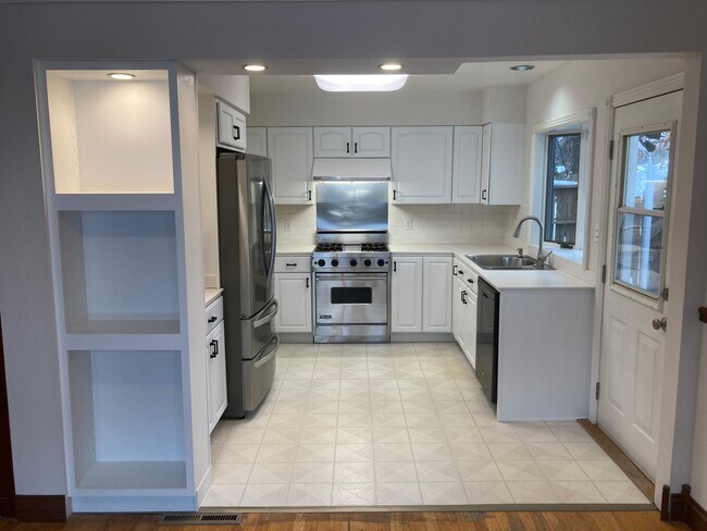 Photo - 2401 Bristol Rd