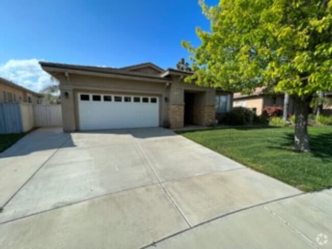 Building Photo - Stunning 2 bedroom Single-Story Home on Me...
