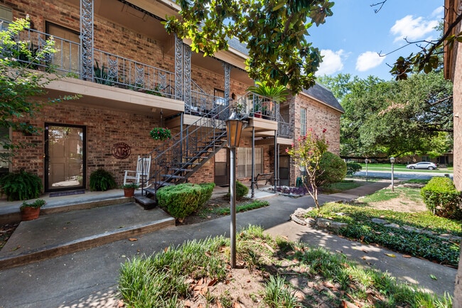 Building Photo - 4349 Bellaire Dr S Unit 228