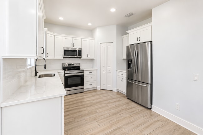 5477 Queenship Ct