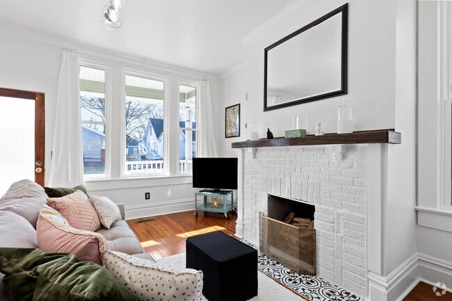 Building Photo - 2015 E 12th St Rental