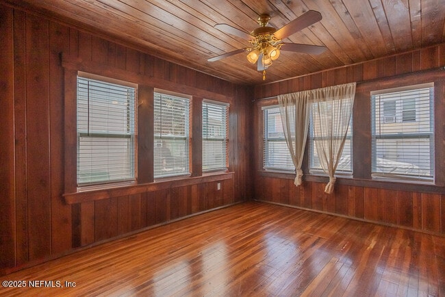 Photo - 1718 1st St N