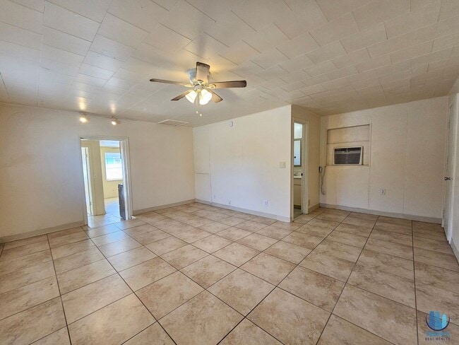 Photo - 2 BEDROOM, 1 BATHROOM House for rent in Lakeland - Available NOW !