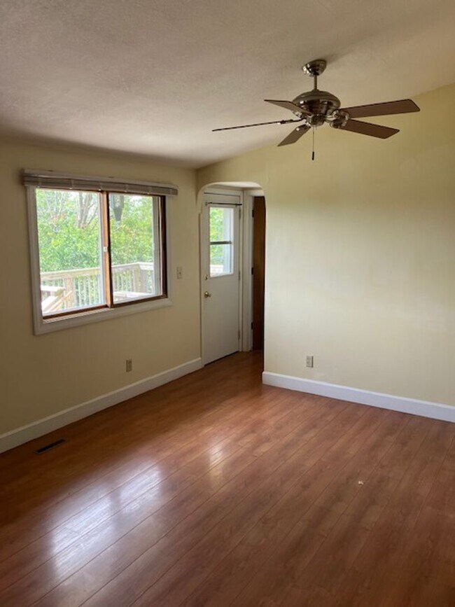 Spacious 4Bedroom Home with MotherinLaw... House Rental in