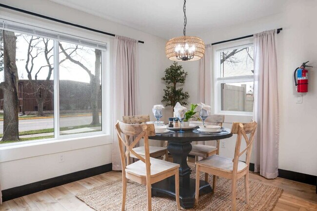 Centrally located fully furnished (Avail. Oct-May)