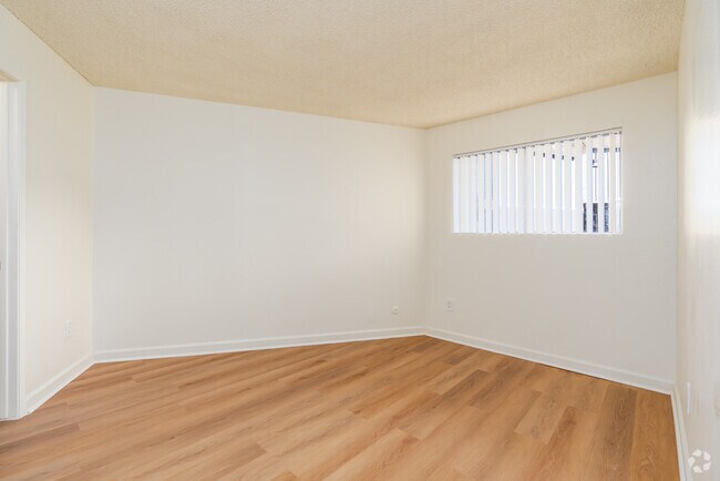 1BR, 1BA - 725SF - Bedroom