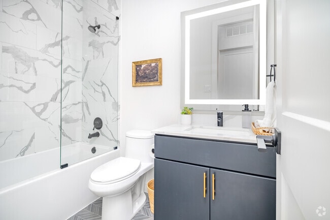 2BR, 2BA - 1004SF - Bathroom 1