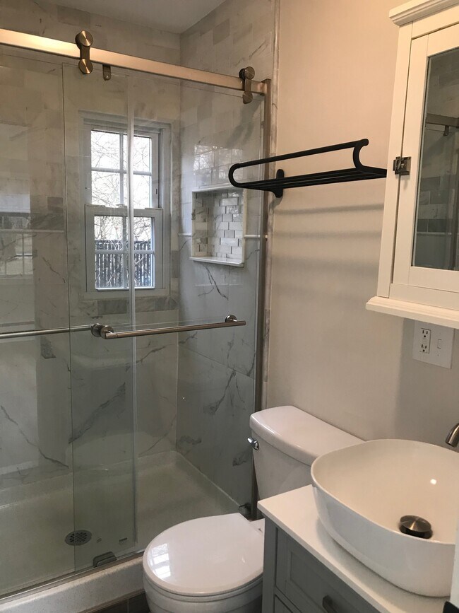 huge walkin shower - 81 Commerce St Unidad 81 R