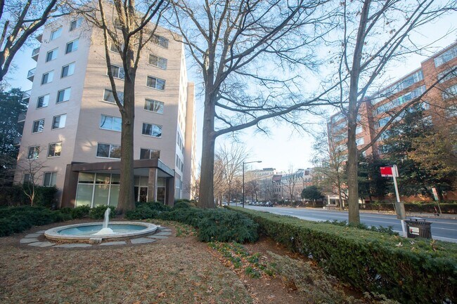 Building Photo - Lovely Studio Unit with 1 BA Condo in Wood...