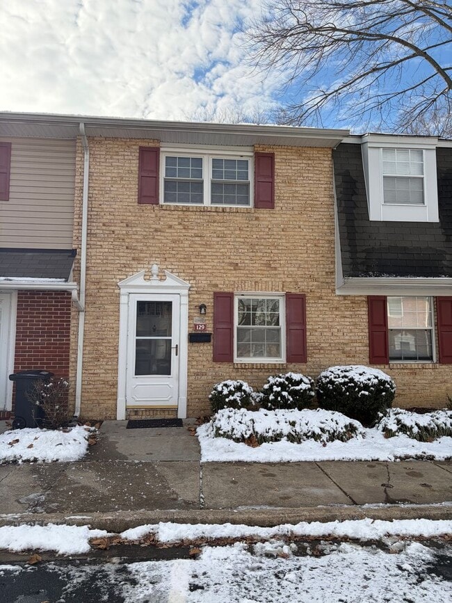 Building Photo - 2 bed Townhome in Annapolis in Hilltop Village