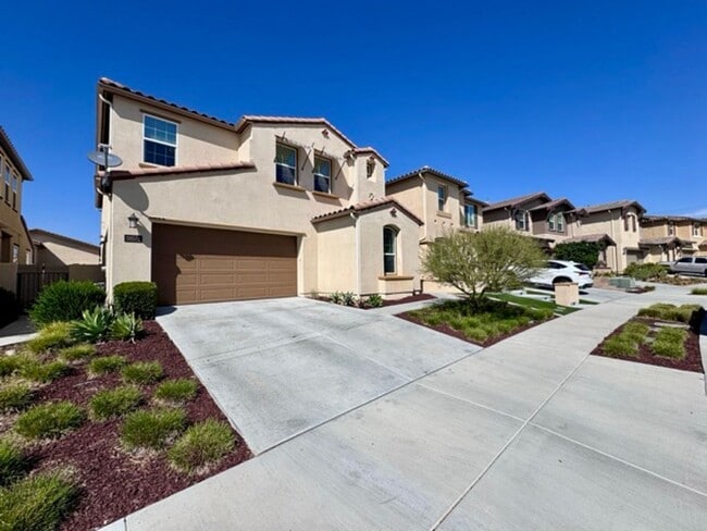 Building Photo - Elegant 4 Bedroom, 4.5 Bathroom Home with ...