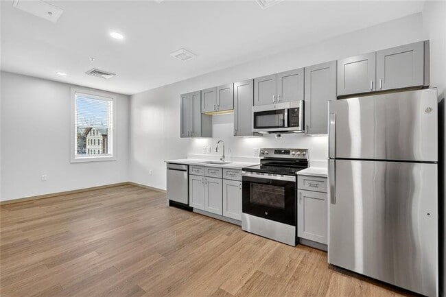 Photo - 1624 Lonsdale Ave