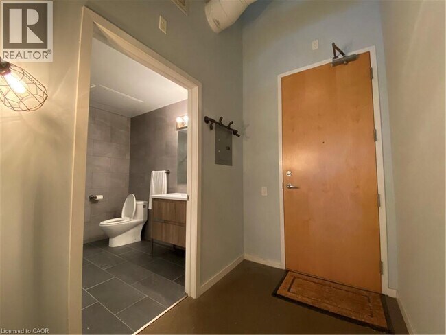 Photo - 404 King St W Unit 106