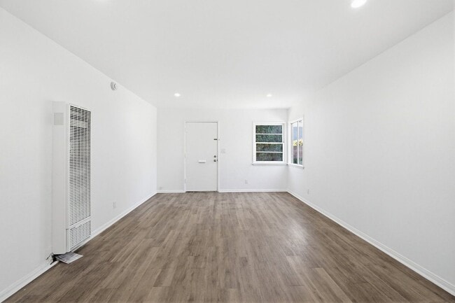 Building Photo - 4264 W Broadway Unit C