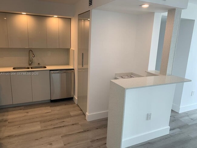 Building Photo - 1450 Brickell Bay Dr Unit 1506