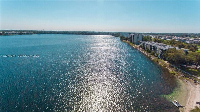 Building Photo - 110 Lake Emerald Dr Unit 403