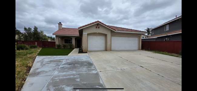 Low maintenance turf front yard - 27185 White Ct House